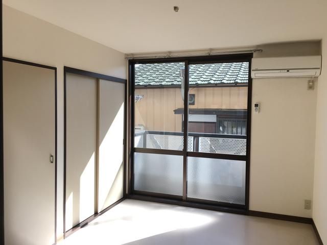 居室・リビング　こちらのリビングで趣味の時間をお楽しみください