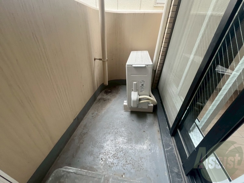 バルコニー　バルコニー。洗濯物がはかどりそうな広さがありますよ。