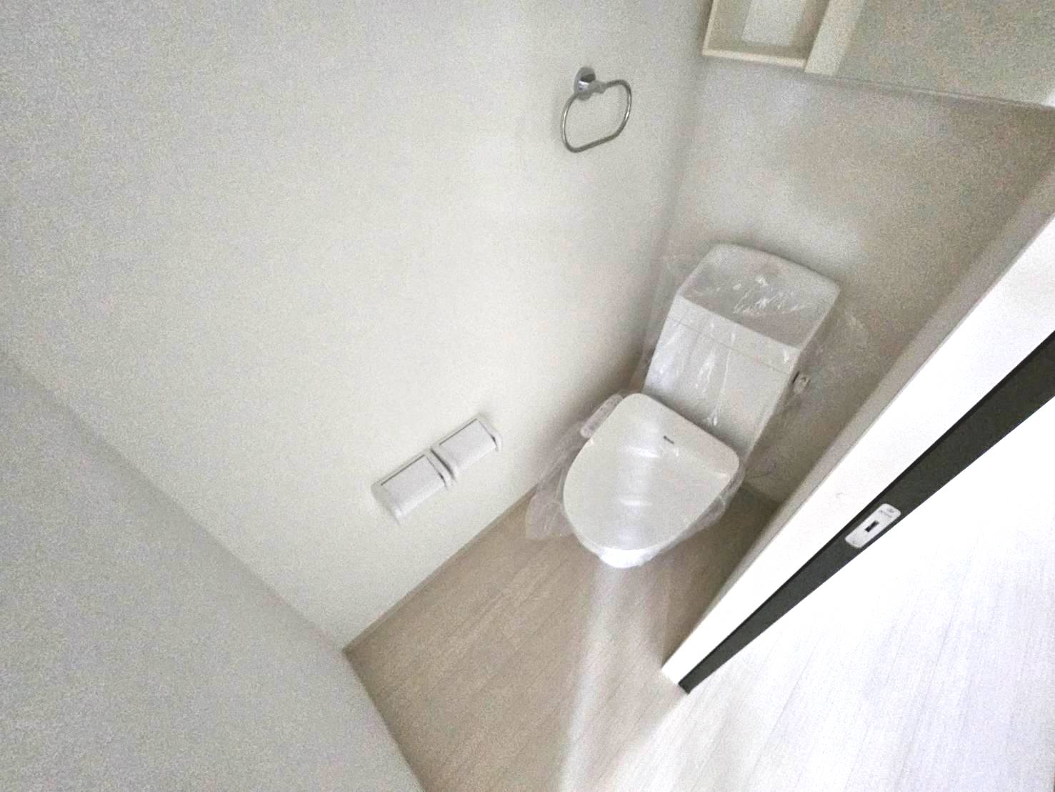 トイレ　温水洗浄便座付き。