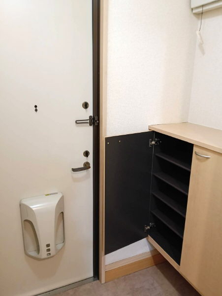 玄関　玄関と下駄箱です。