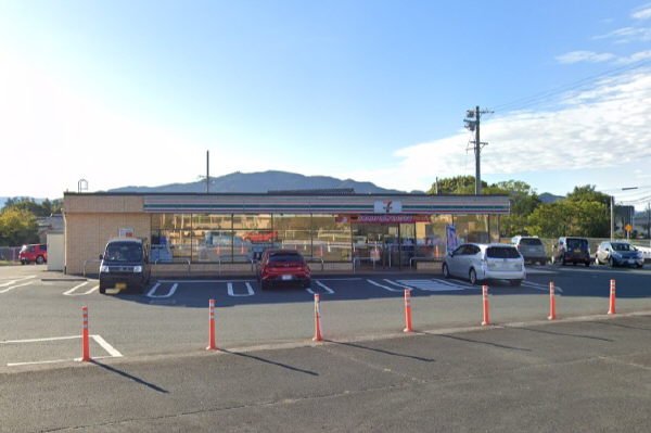 コンビニ　セブンイレブン（コンビニ）まで740m
