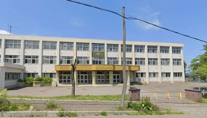 中学校　小樽市立松ヶ枝中学校（中学校）まで618m