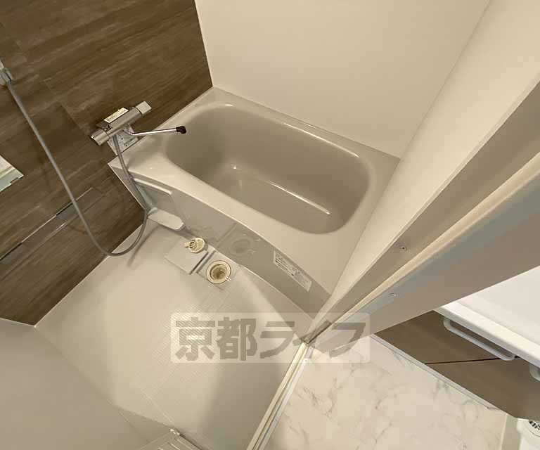 バス・シャワールーム　鏡のある便利なお風呂