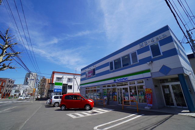 コンビニ　ファミリーマート札幌平岸3条店（コンビニ）まで432m