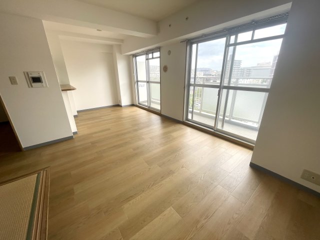 居室・リビング　カウンターキッチン付きのリビングです♪