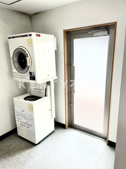 その他　共用のコインランドリー付き