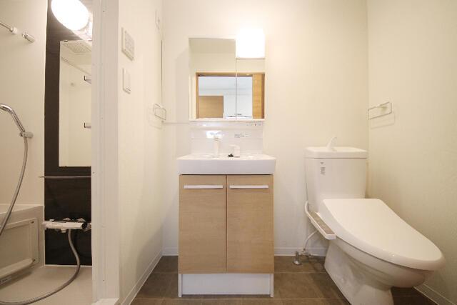 洗面設備　独立洗面化粧台が付いています