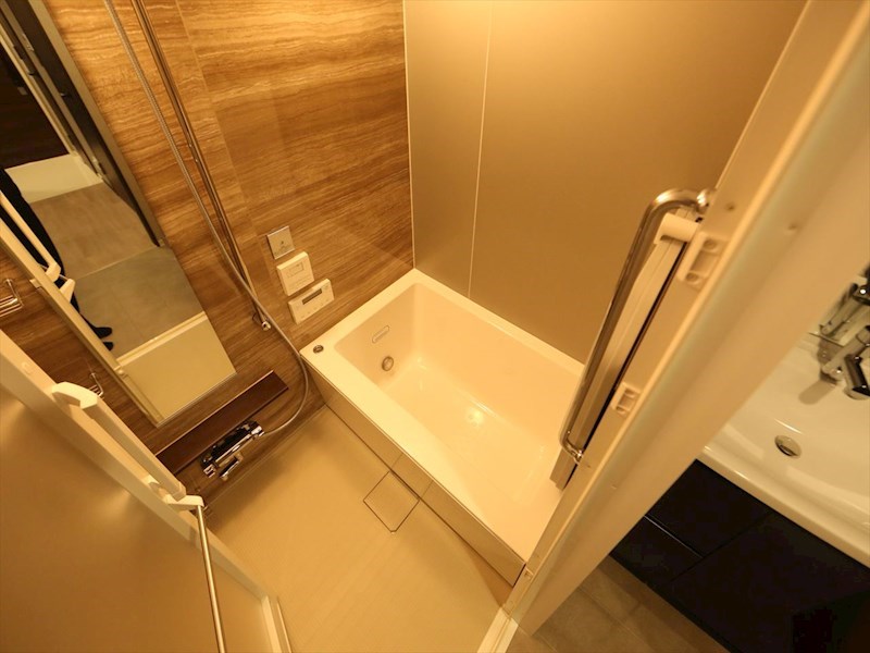 バス・シャワールーム　浴室暖房乾燥機付　追い焚き・オートバス機能付お風呂