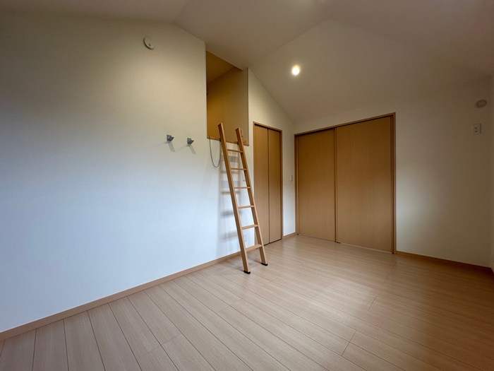 その他部屋・スペース　西向き洋室6.7帖☆ロフトスペースとウォークインクローゼット