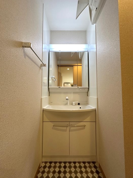 洗面設備　角度の変えられる3面鏡付きの洗髪洗面化粧台です♪朝のバタバタ