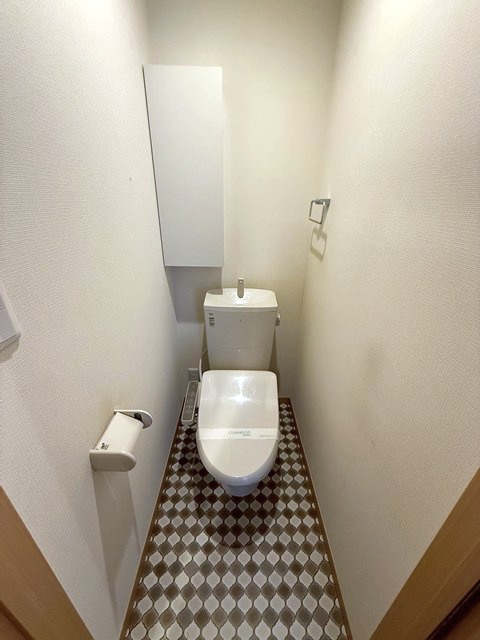 トイレ　トイレは温水洗浄便座付き♪人気のバストイレ別です♪小物を置け