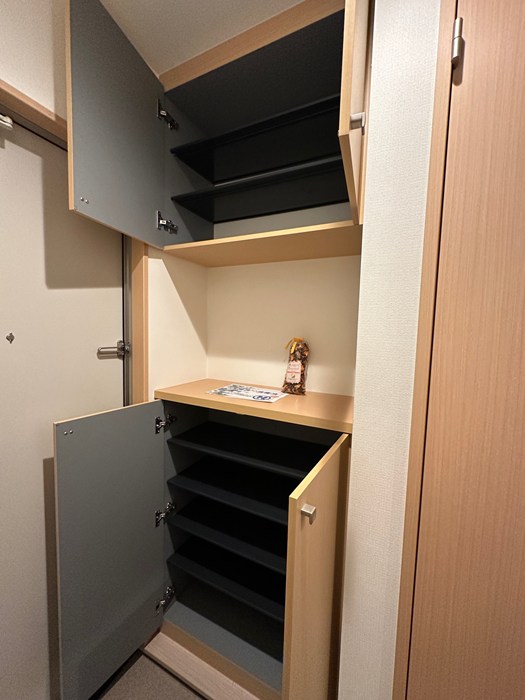 玄関　玄関には上下タイプのシューズボックス付き！間のスペースは飾り