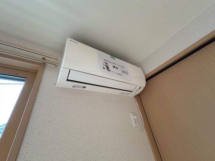 その他設備　リビングダイニングキッチンにあるエアコンです！ムシ暑い夏も肌
