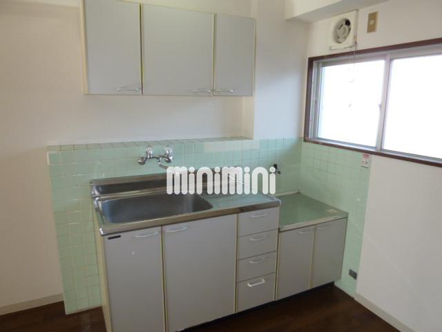 キッチン　上下に収納があるキッチンです。