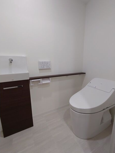 トイレ　※写真は同じマンションの違う部屋のものになります。