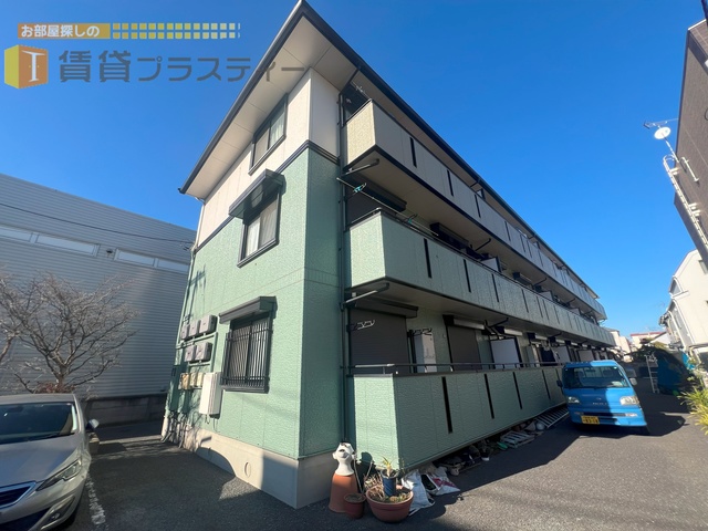 建物外観　日差し差し込むグリーン色の物件。