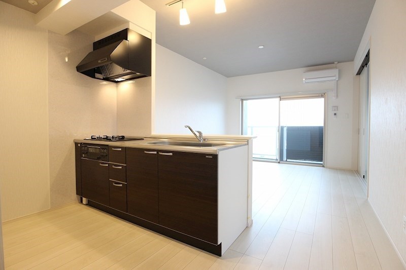 居室・リビング　カウンター式、縦長のLDKは家具や家電の配置もし易いです。