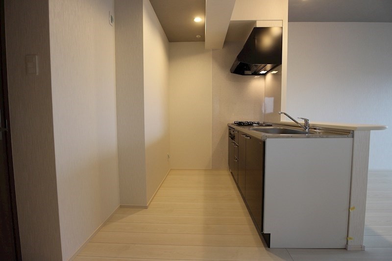 キッチン　システムキッチンでガスコンロやグリルも備わっています。