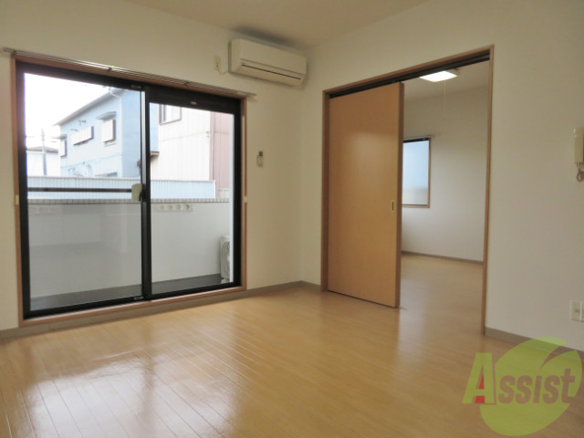 居室・リビング　８帖もある、広々としたリビングのお部屋となっております。