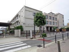 中学校　新生野中学校（中学校）まで452m