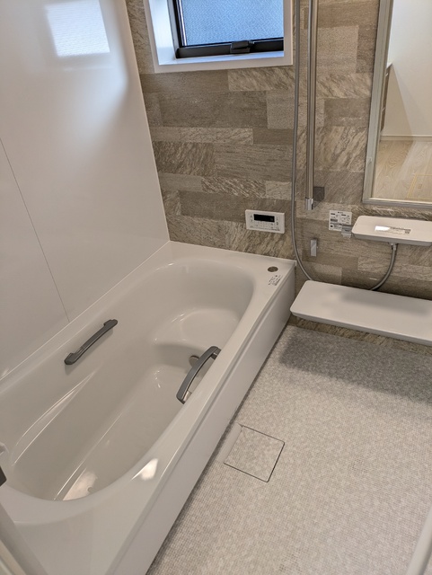 バス・シャワールーム　ゆったり足が伸ばせる広めのお風呂★追い焚き付き