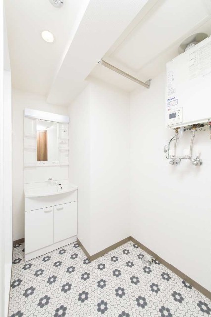 洗面設備　開放的な玄関スペースです♪