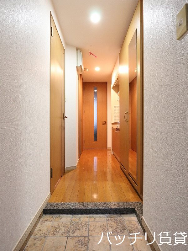 玄関　別号室タイプの為、現状を優先します