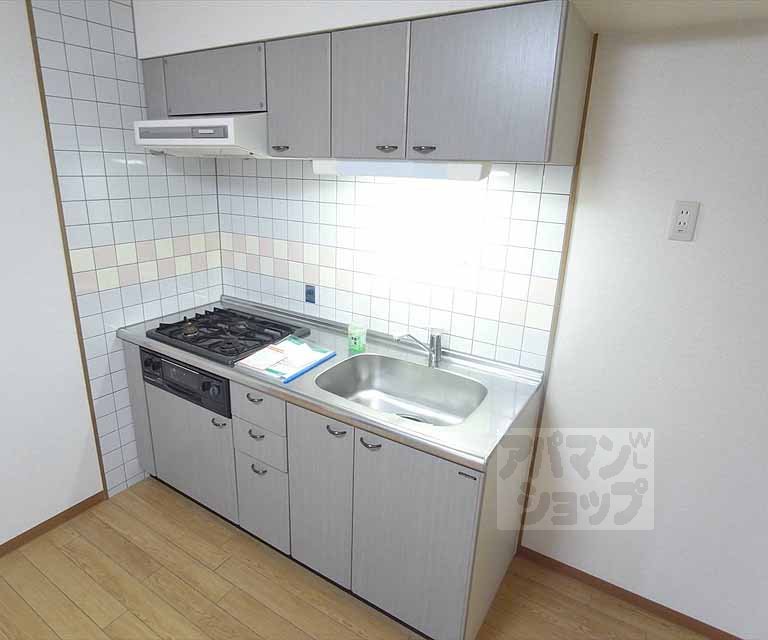 キッチン　システムキッチンで３口コンロです。