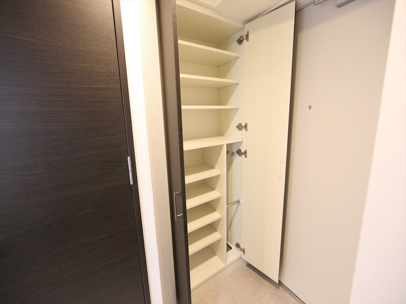 玄関　玄関　シューズボックス付（収納充実してます）