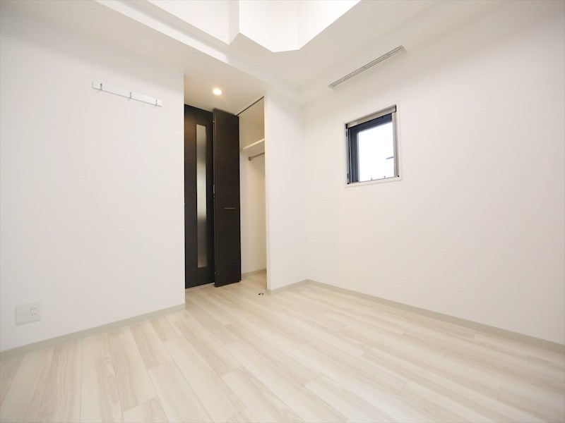 居室・リビング　洋室6帖　2面採光　クローゼット付（収納充実してます）