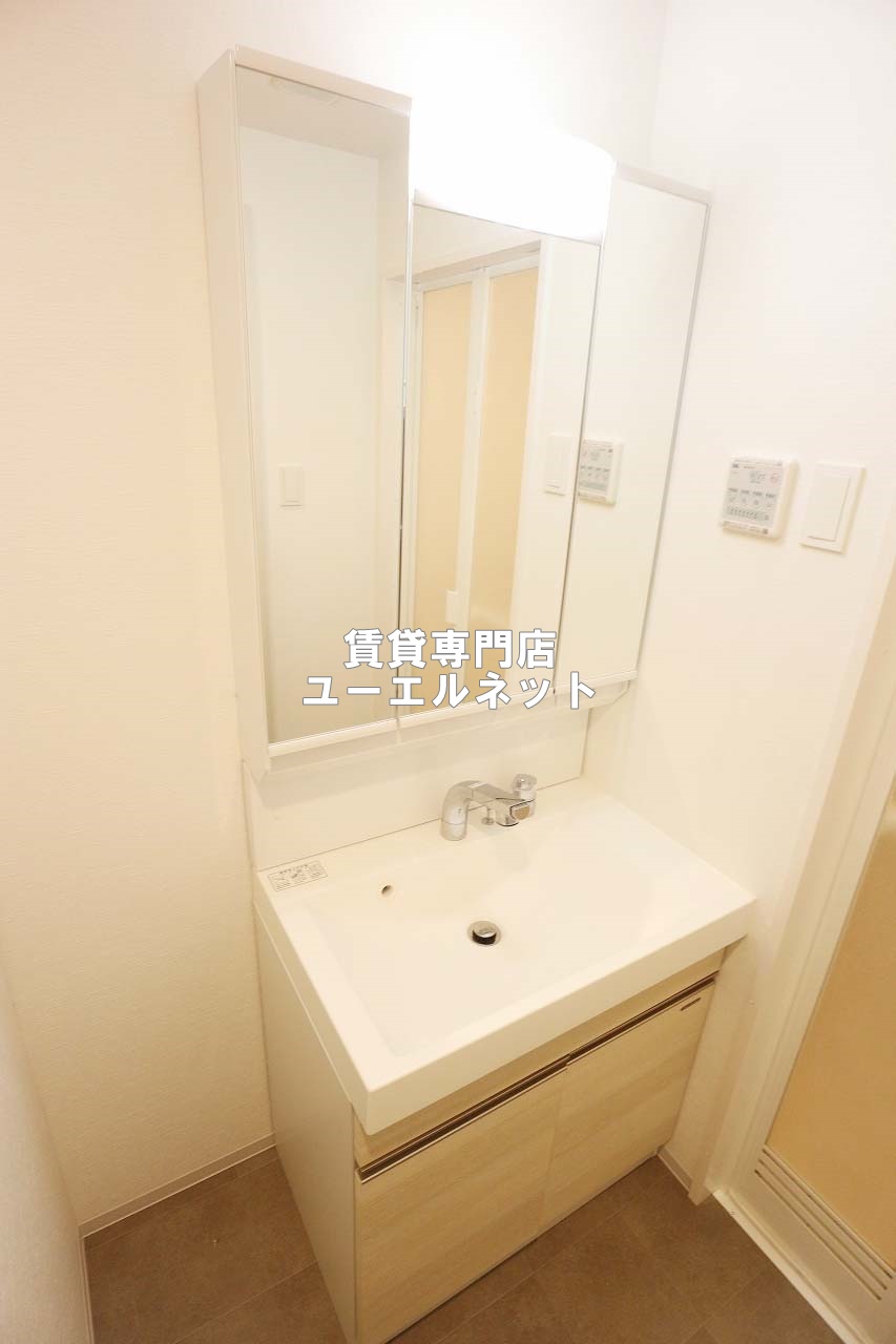 洗面設備　清潔感のある洗面台