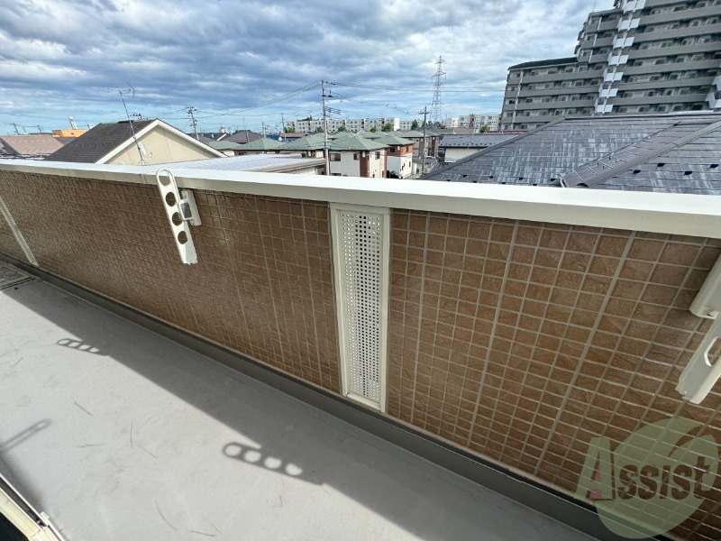 バルコニー　バルコニーは洗濯物を干すのに十分な広さがありますね。