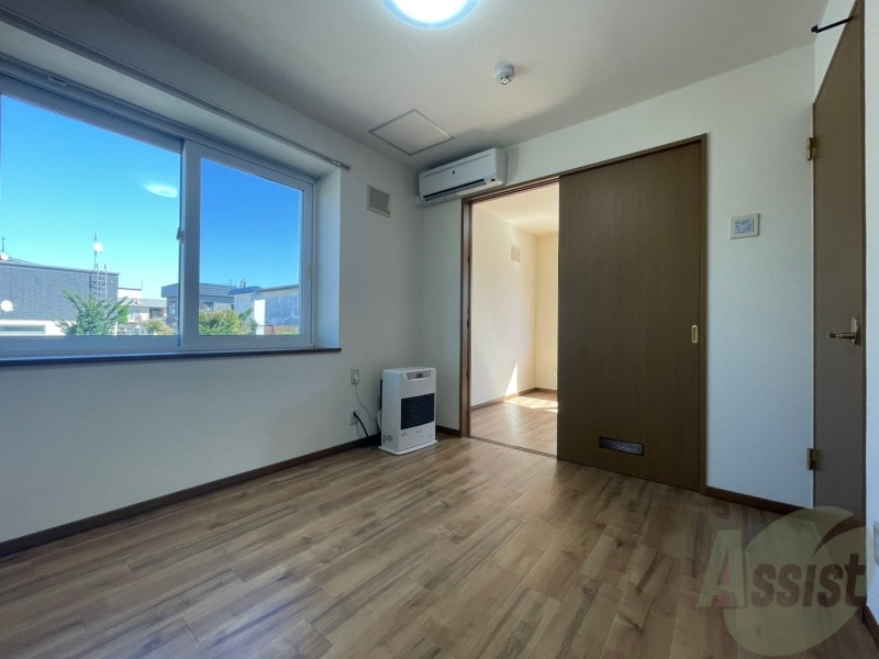 居室・リビング　木目のフローリングは落ち着きのある印象のお部屋になりますね。