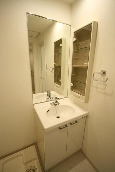 洗面設備　※他号室写真使用（反転）