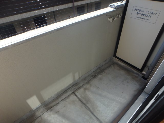 バルコニー　暖かな日差しのふりそそぐバルコニー