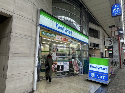コンビニ　ファミリーマート 博労町三丁目店（コンビニ）まで21m