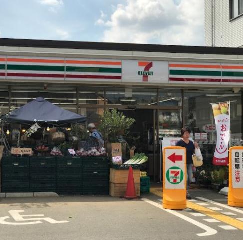 コンビニ　セブン－イレブン世田谷弦巻１丁目店（コンビニ）まで438m