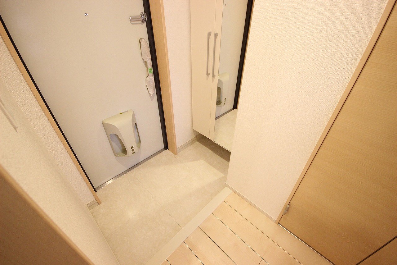 玄関　※同建物の別のお部屋の写真です。