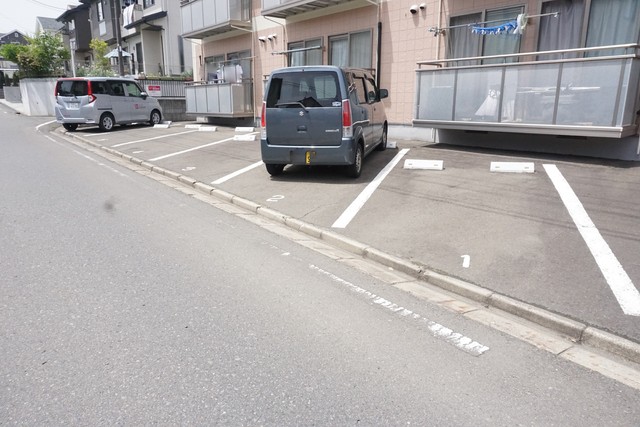 駐車場　建物目の前が駐車場です※前向き駐車厳守