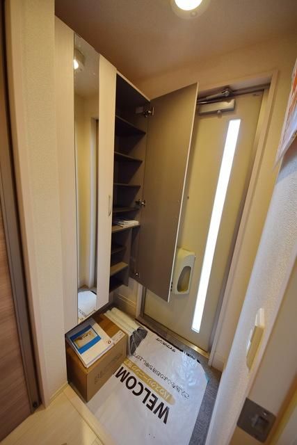玄関　姿見付きのシューズＢＯＸ