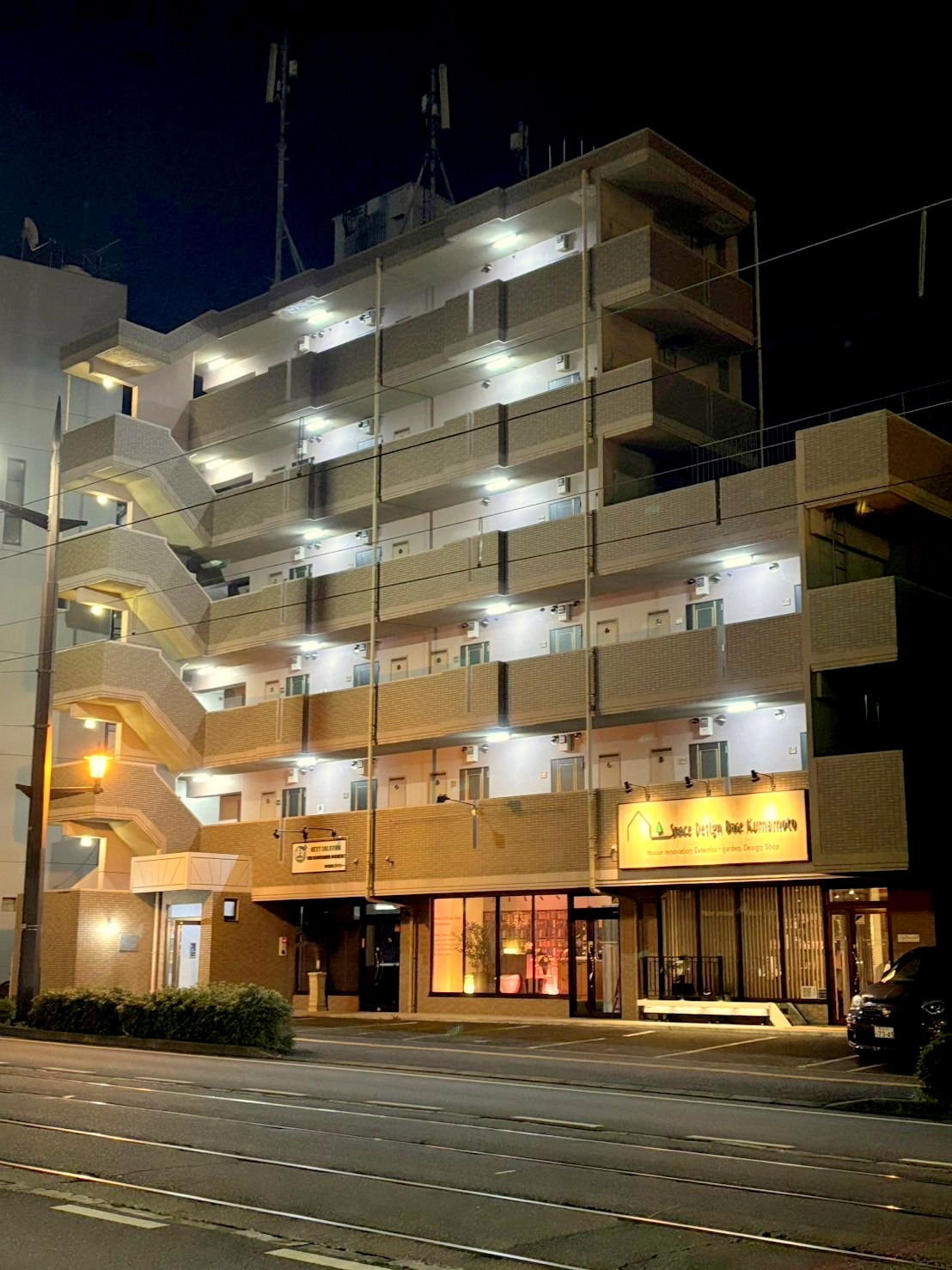 建物外観　電車通り沿いで女性でも安心です