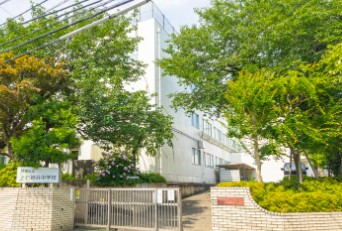 中学校　練馬区立上石神井中学校（中学校）まで1446m