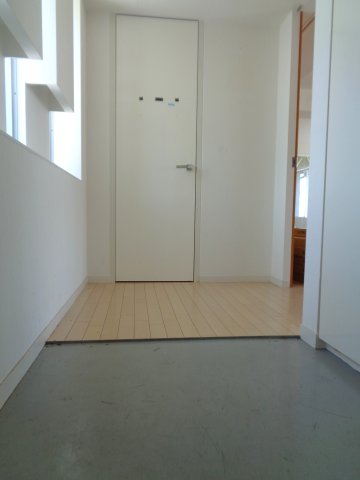 レジディア北新宿の玄関写真