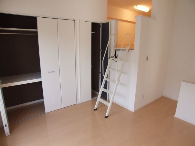 その他　洋室からさらに３帖のロフトへ・・・