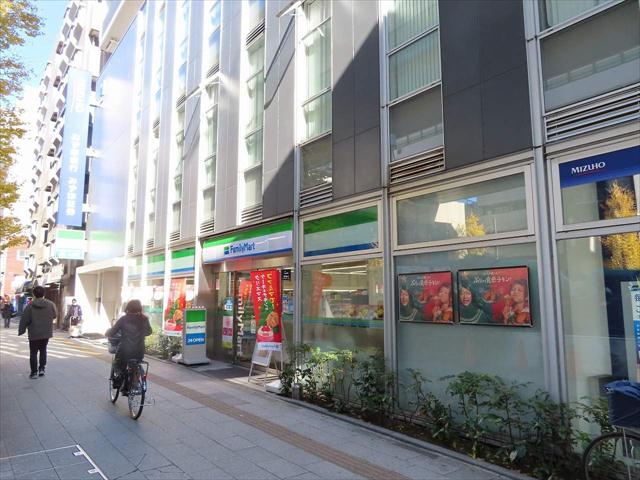コンビニ　ファミリーマート板橋本町駅北店（コンビニ）まで390m