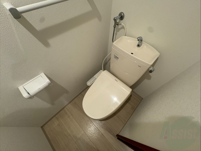 トイレ　ウォシュレット機能がついたトイレです。安心して使用できます。