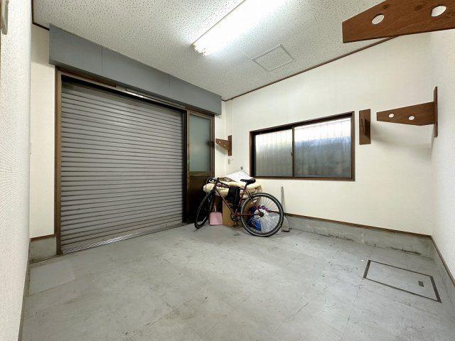 駐車場　倉庫としても利用できます。バイクの駐輪としても利用できます。