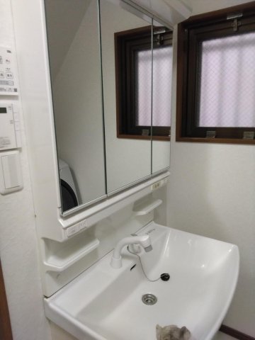 洗面設備　洗面になります。鏡も3面あります。
