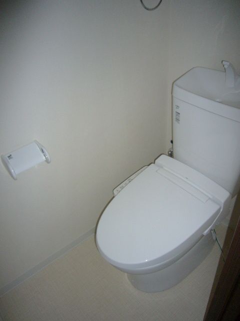都営大江戸線 牛込柳町駅 徒歩6分 11階建 築36年のトイレ写真