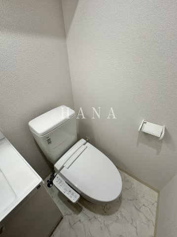トイレ　落ち着いた色調のトイレです